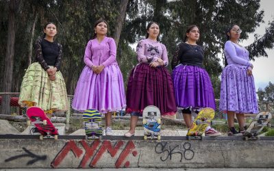 CON POLLERAS Y SOBRE PATINETAS, LAS CHOLITAS SKATER CUMPLEN DESAFÍOS EN LA PAZ