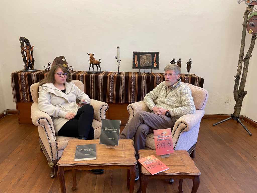 Exposición de los libros, intervención del autor, encuentro con lectores y firma de ejemplares marcaron la presentación de El último amanecer de Alfredo Jáuregui y Bandera Negra, las más recientes publicaciones del periodista y escritor Mauricio Carrasco, editadas por Armar la Palabra.