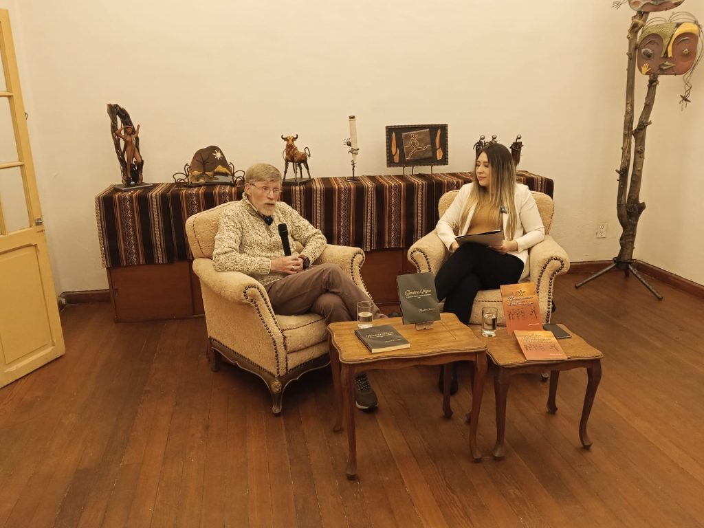 Exposición de los libros, intervención del autor, encuentro con lectores y firma de ejemplares marcaron la presentación de El último amanecer de Alfredo Jáuregui y Bandera Negra, las más recientes publicaciones del periodista y escritor Mauricio Carrasco, editadas por Armar la Palabra.