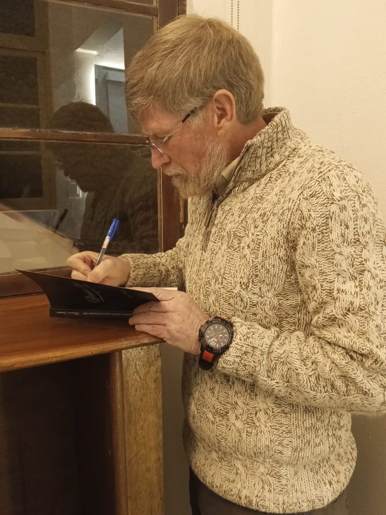 Exposición de los libros, intervención del autor, encuentro con lectores y firma de ejemplares marcaron la presentación de El último amanecer de Alfredo Jáuregui y Bandera Negra, las más recientes publicaciones del periodista y escritor Mauricio Carrasco, editadas por Armar la Palabra.