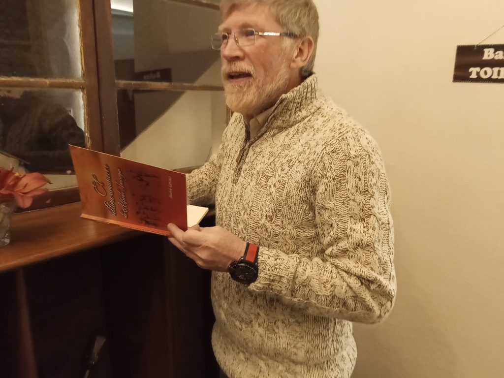 Exposición de los libros, intervención del autor, encuentro con lectores y firma de ejemplares marcaron la presentación de El último amanecer de Alfredo Jáuregui y Bandera Negra, las más recientes publicaciones del periodista y escritor Mauricio Carrasco, editadas por Armar la Palabra.