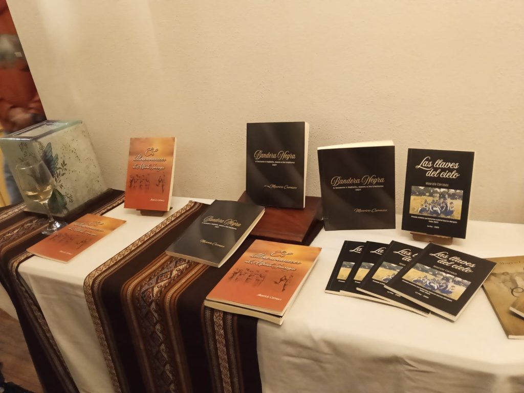 Exposición de los libros, intervención del autor, encuentro con lectores y firma de ejemplares marcaron la presentación de El último amanecer de Alfredo Jáuregui y Bandera Negra, las más recientes publicaciones del periodista y escritor Mauricio Carrasco, editadas por Armar la Palabra.