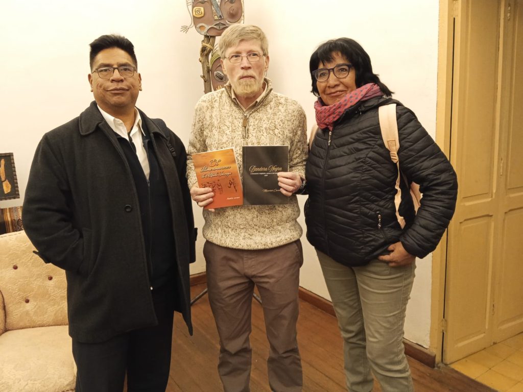 Exposición de los libros, intervención del autor, encuentro con lectores y firma de ejemplares marcaron la presentación de El último amanecer de Alfredo Jáuregui y Bandera Negra, las más recientes publicaciones del periodista y escritor Mauricio Carrasco, editadas por Armar la Palabra.