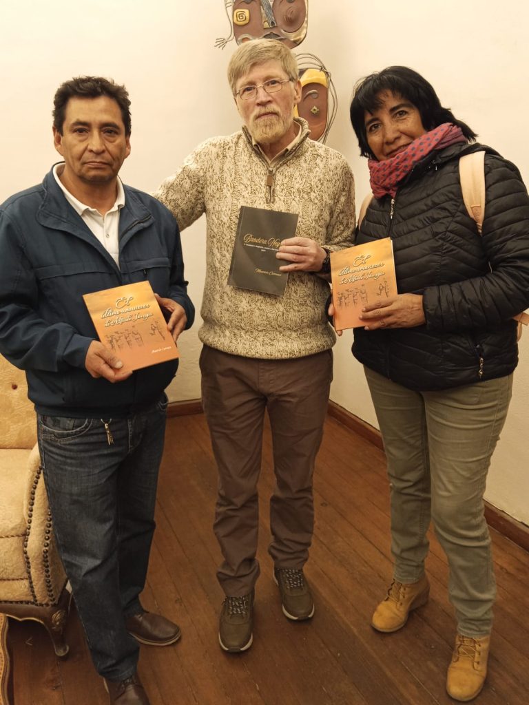 Exposición de los libros, intervención del autor, encuentro con lectores y firma de ejemplares marcaron la presentación de El último amanecer de Alfredo Jáuregui y Bandera Negra, las más recientes publicaciones del periodista y escritor Mauricio Carrasco, editadas por Armar la Palabra.