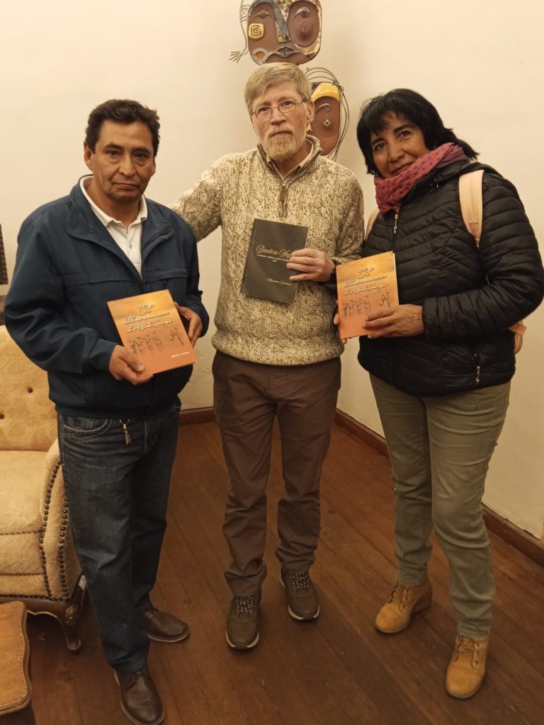 Exposición de los libros, intervención del autor, encuentro con lectores y firma de ejemplares marcaron la presentación de El último amanecer de Alfredo Jáuregui y Bandera Negra, las más recientes publicaciones del periodista y escritor Mauricio Carrasco, editadas por Armar la Palabra.